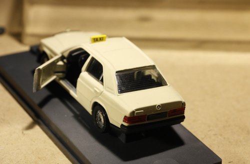 1/43メルセデスベンツタクシーA190クリーム色ドイツタクシー