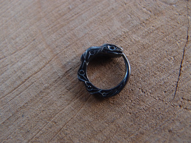 Black Ouroboros Snake Huggie Hoop Earring  Sterling Silver 10mm 0.4 inch - 耳環/耳夾/耳骨夾 - 純銀 黑色