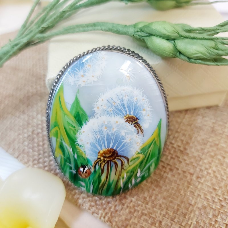 Delicate dandelion on elegant brooch, Handmade stylish jewelry for summer dress - เข็มกลัด - เปลือกหอย สีเขียว