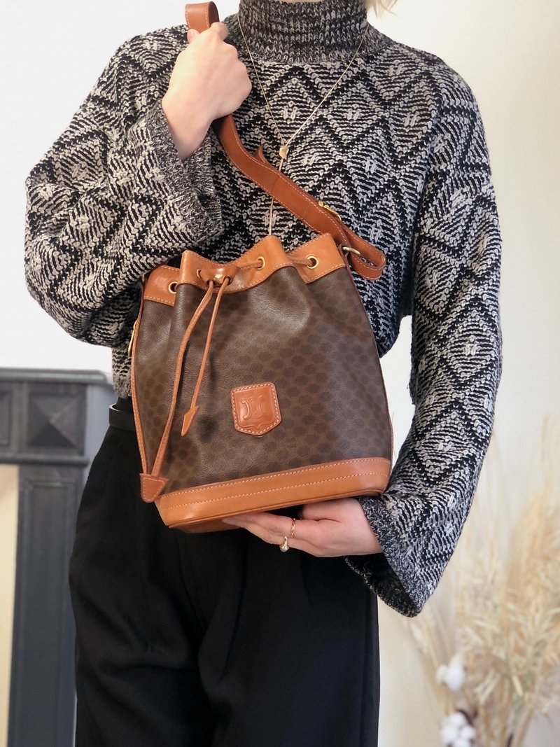 【 日本直送　名牌中古包 】CELINE セリーヌ マカダム ショルダーバッグ ブラウン ブラゾン型押し PVC レザー 巾着 vintage y4ma84 - 側背包/斜背包 - 防水材質 咖啡色