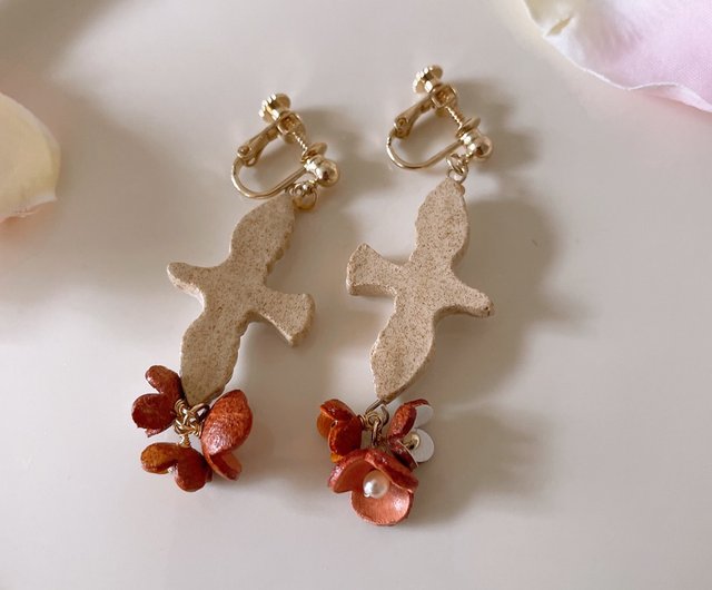 小鳥と革の花ピアス(イヤリング) - ショップ bonbon ピアス