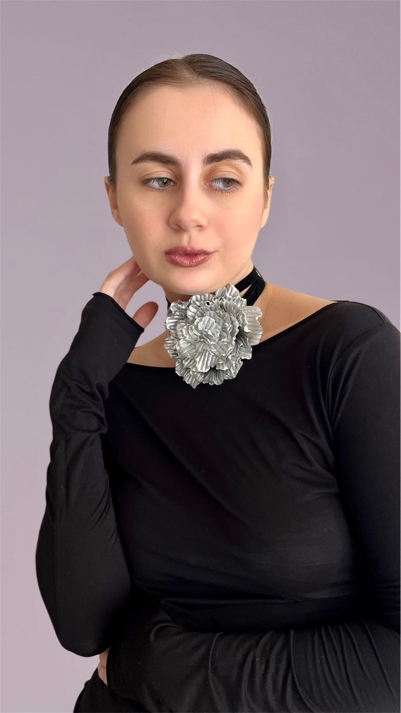Flower Choker Necklace on Black Velvet Ribbon – Elegant Gothic Floral Jewelry - 頸鏈 - 其他材質 銀色