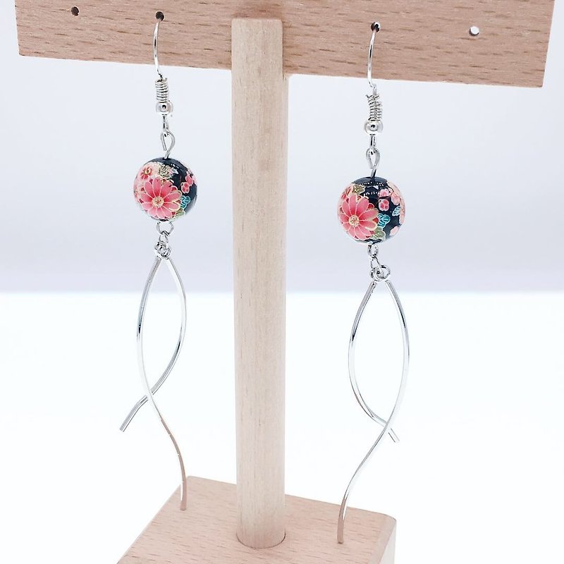 [Turnable Clip-On] Japan imported painted beads with silver S-shaped long earrings - Earrings & Clip-ons - Sterling Silver Silver