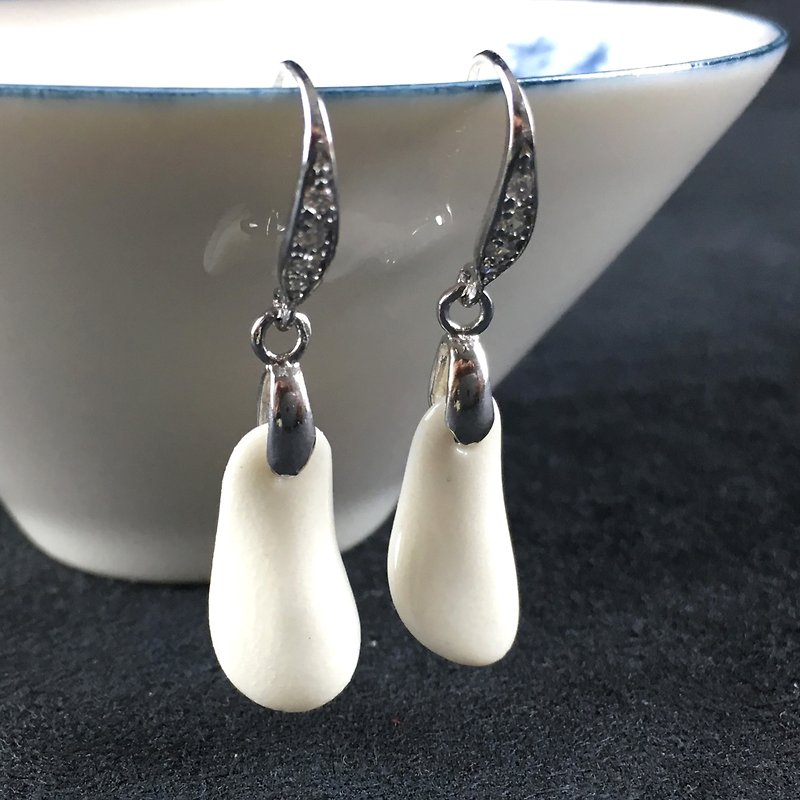 Long Er kiln - ceramic earrings water droplets - Earrings & Clip-ons - Porcelain White