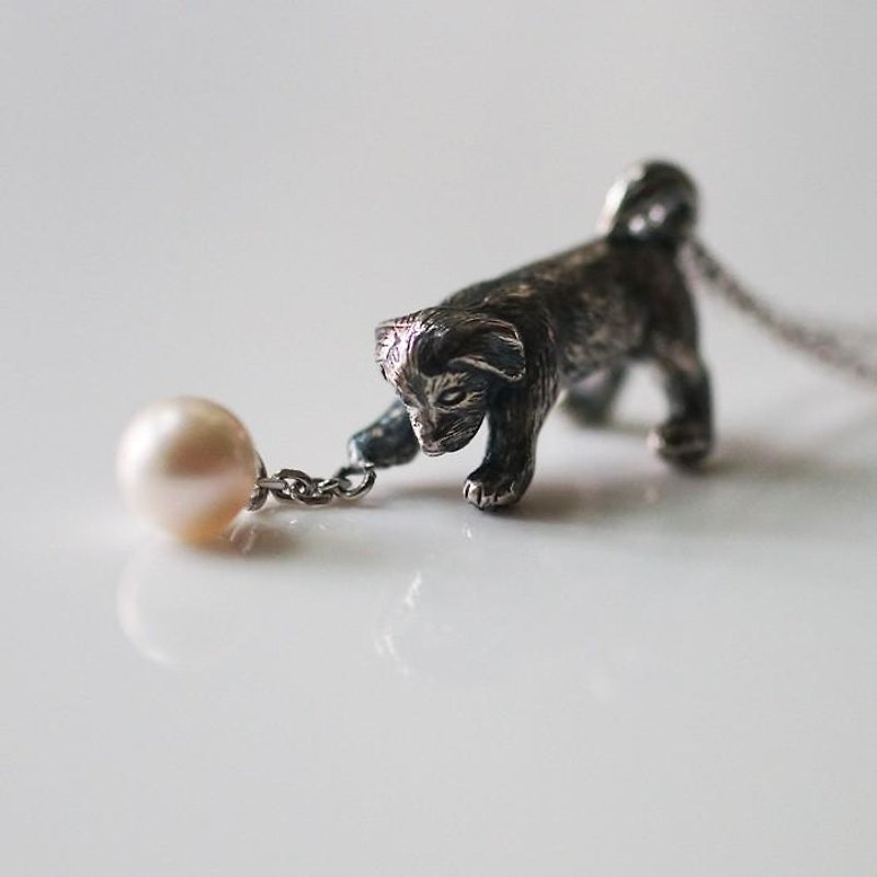 Lop-eared dog pendant playing with a ball - สร้อยคอ - เงินแท้ สีเงิน