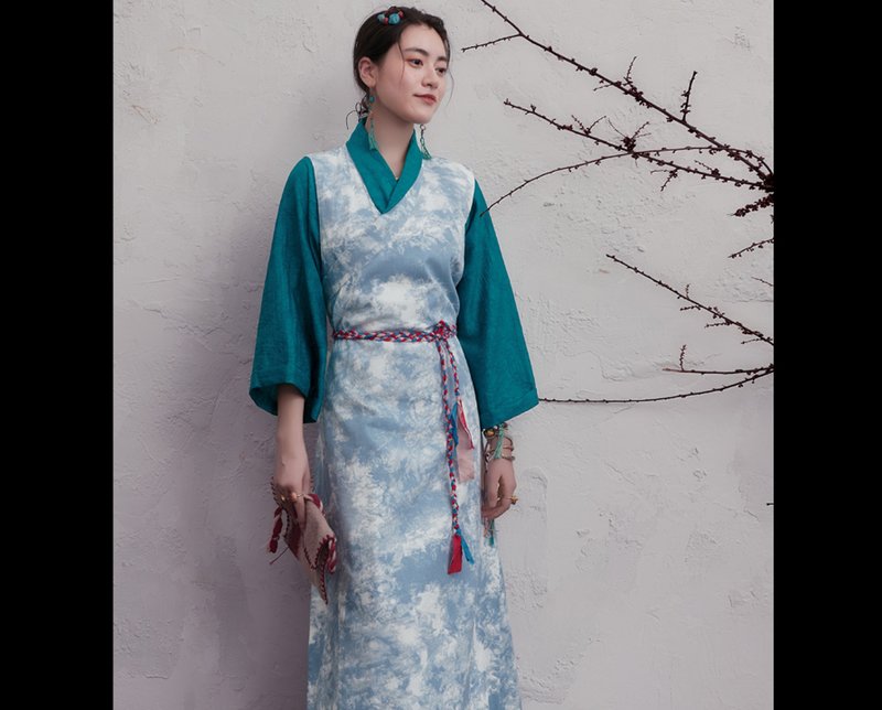 [Towards the Clouds] New Chinese Retro Tibetan Style Gradient Textured V-Neck Dress - One Piece Dresses - Other Materials Multicolor
