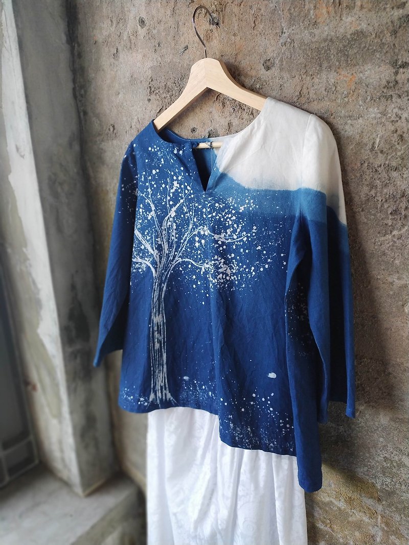 Free dyeing isvara blue dye handmade batik symbiosis series tree free - Women's Tops - Cotton & Hemp Blue