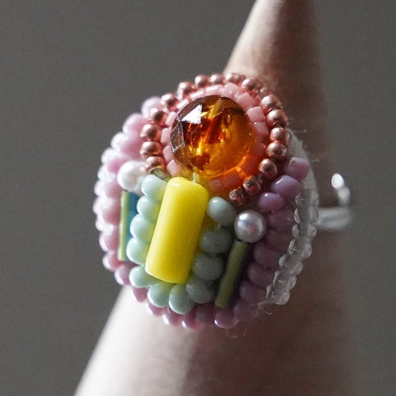 おゃべりな指輪99 フリーサイズ　ビーズ刺繍のリング　カラフル　マルチカラー - 戒指 - 塑膠 多色