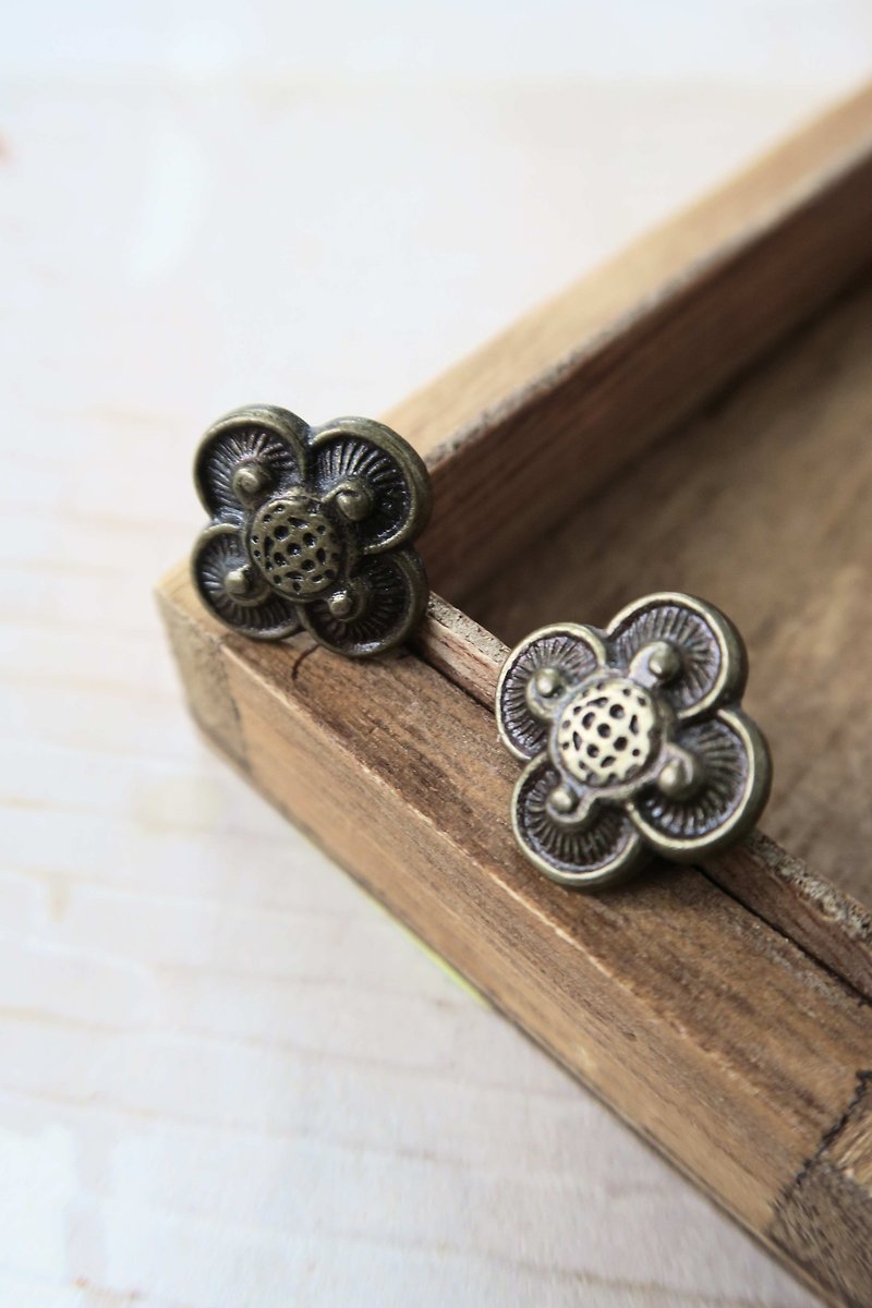 Singles four diamond flower earrings retro nostalgia personalized neutral - Earrings & Clip-ons - Other Metals Brown