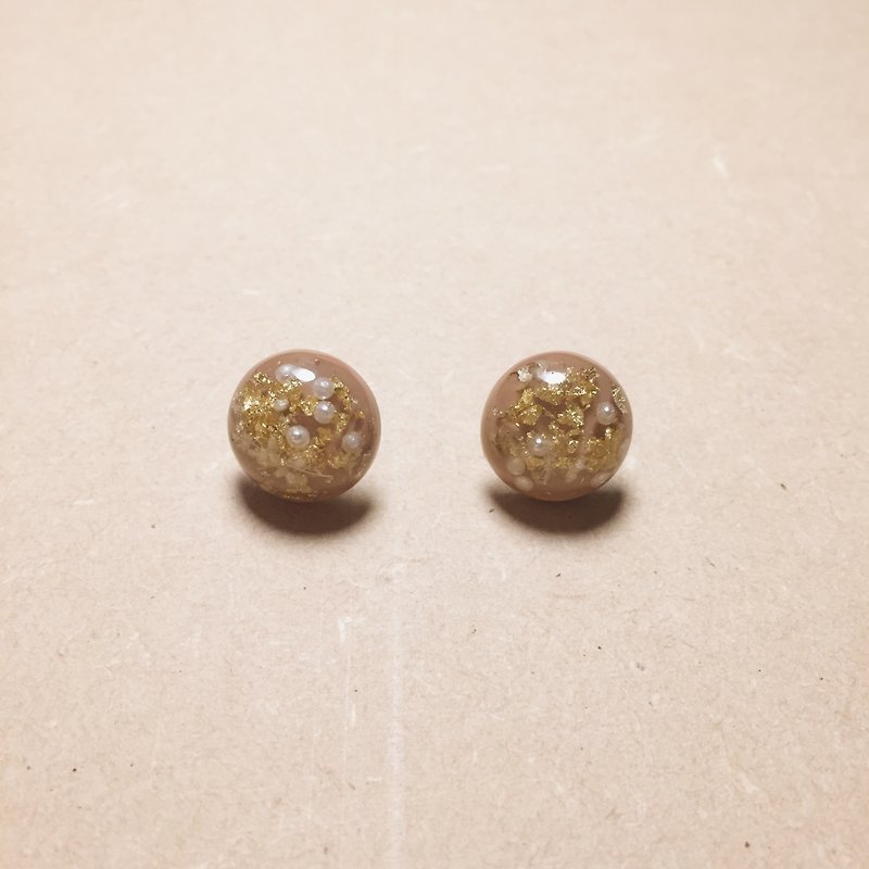 Vintage Khaki Gold Foil Pearl Ball Earrings - ต่างหู - เรซิน สีกากี