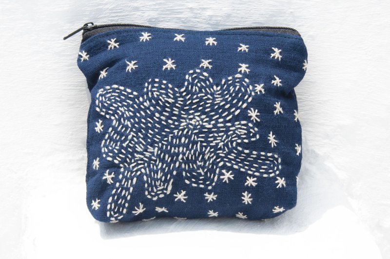 Handmade blue dyed embroidery coin purse storage bag small bag sundries bag earphone storage bag leisure card holder-flower - กระเป๋าใส่เหรียญ - ผ้าฝ้าย/ผ้าลินิน สีน้ำเงิน
