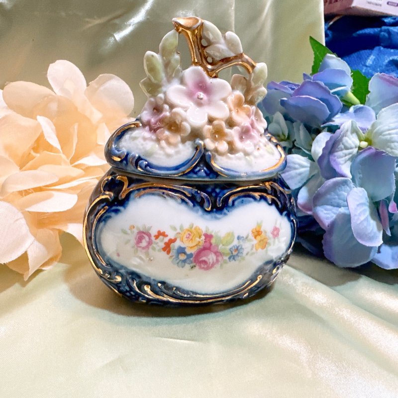 【西洋古董飾品】美葡萄牙手工 陶瓷蛋花卉金邊釉彩藍飾品盒雕花 - 調味罐/醬料罐 - 貴金屬 多色