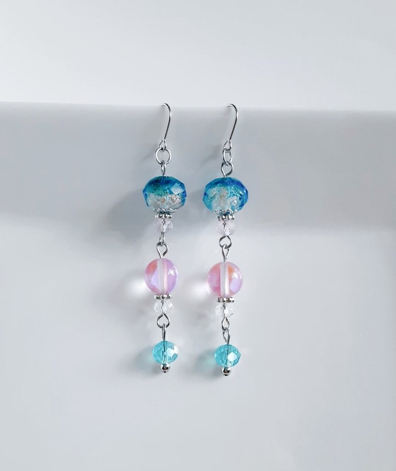 とんぼ玉ビーズとルナフラッシュのゆらゆらロングピアス アクアブルー 夏 誕生日プレゼント アレルギー対応ピアスまたはイヤリングに変更可能 - 耳環/耳夾/耳骨夾 - 玻璃 藍色