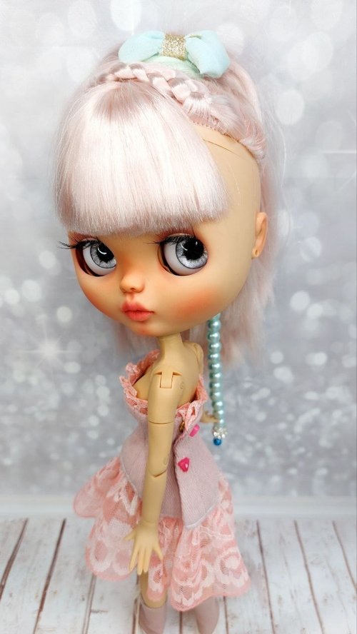 人形。カスタムブライス人形。ピンクの髪の人形。 - ショップ