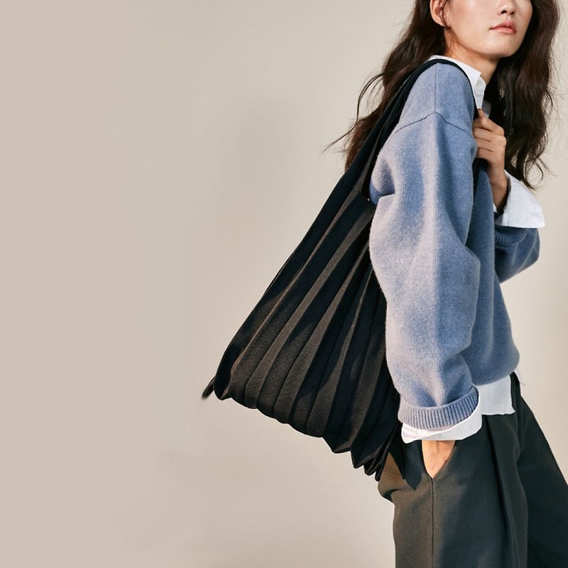 PLEATS MAMA Knit Pleats_Shoulder (Black) - Messenger Bags & Sling Bags - Eco-Friendly Materials Black