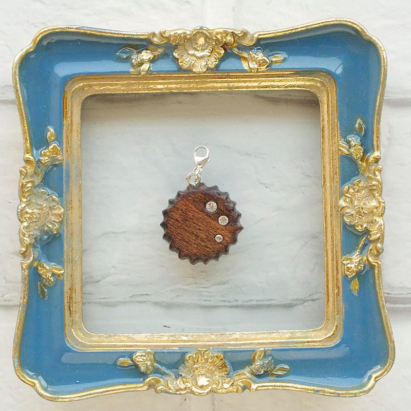 Bottle cap wooden charm - พวงกุญแจ - ไม้ สีนำ้ตาล