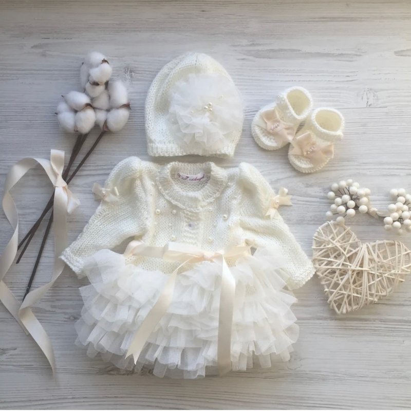 Hand knit outfit for baby girl: dress, hat, shoes. Baptism dress. Photo props. - ชุดทั้งตัว - วัสดุอื่นๆ 