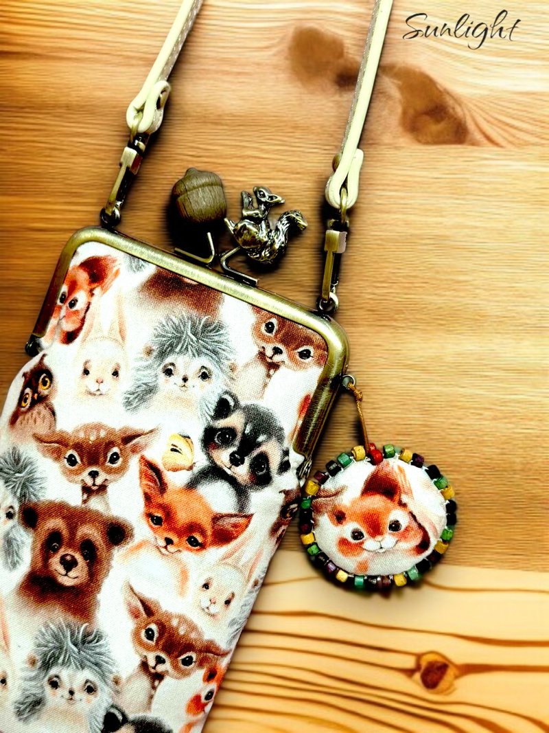 日光小巷手做可愛小松鼠愛橡實果口金包斜背包手機袋斜背包 - 側背包/斜背包 - 棉．麻 