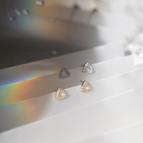 Isha Jewelry 純銀輕珠寶 精鑲三角針式耳環 | 輕珠寶 | 純銀。18K金。氣質。輕奢