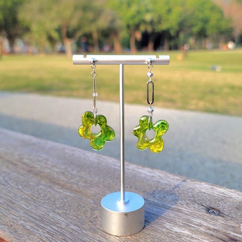 String flower handmade earrings hand-dyed No.5 Persistence - ต่างหู - สแตนเลส สีเขียว