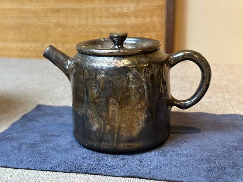 Taiwan [Glaze Change] Handmade Black Metal Flow Glaze Pot 001 - Teapots & Teacups - Pottery Black