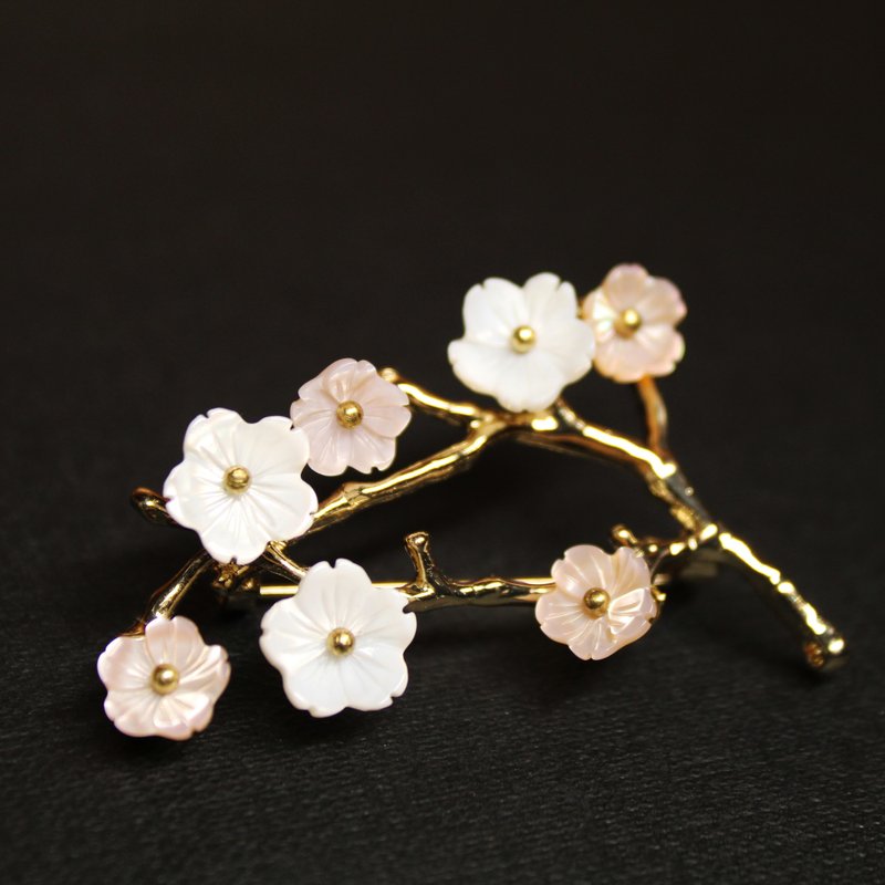 Plum three series brooch spring snow silver winter white shell powder butterfly shell flower hand brooch ancient style jewelry - เครื่องประดับผม - โลหะ สึชมพู