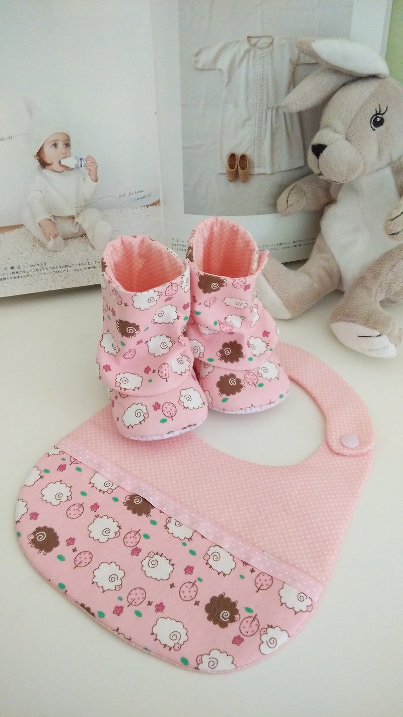 粉粉羊彌月禮物 嬰兒靴+圍兜 現貨 - 滿月禮物 - 其他材質 粉紅色