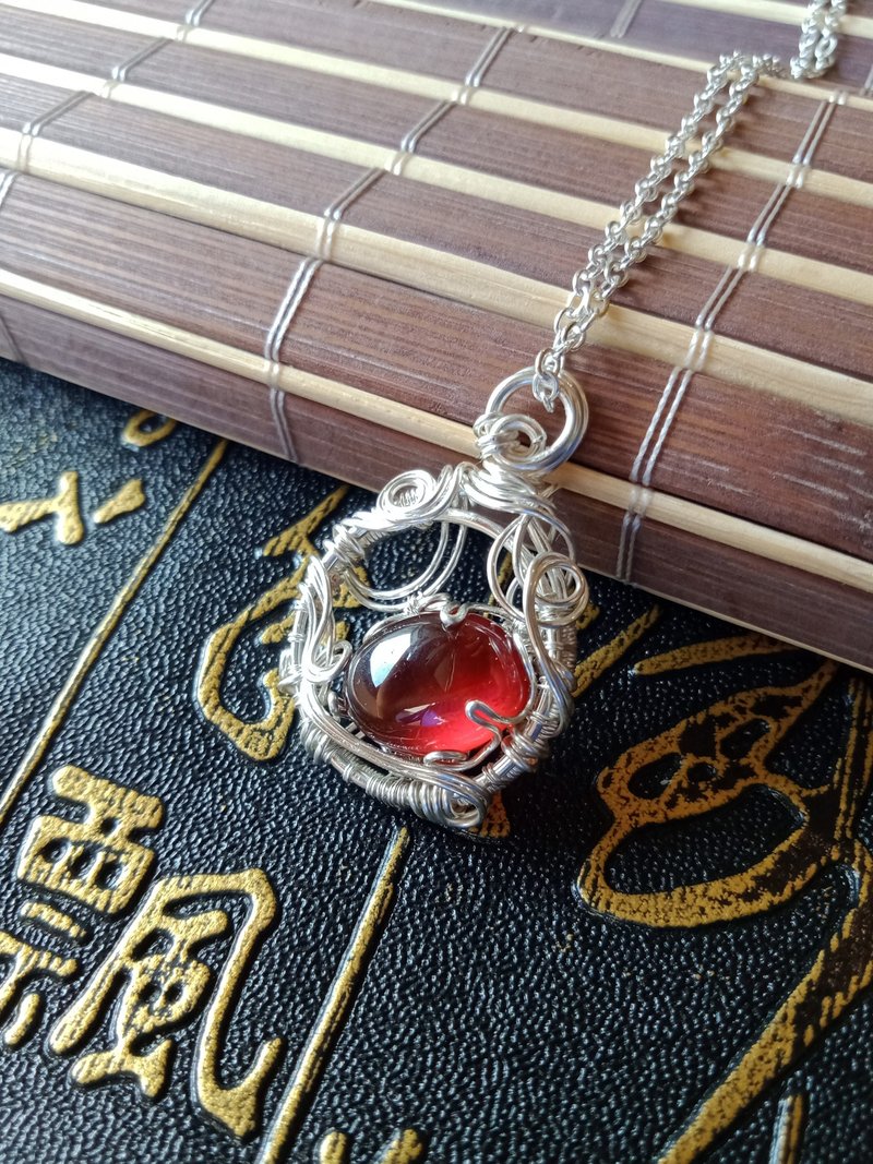 佚名山河。項鍊。紅橙石榴石。金屬編織。附仿皮繩 - 項鍊 - 寶石 紅色