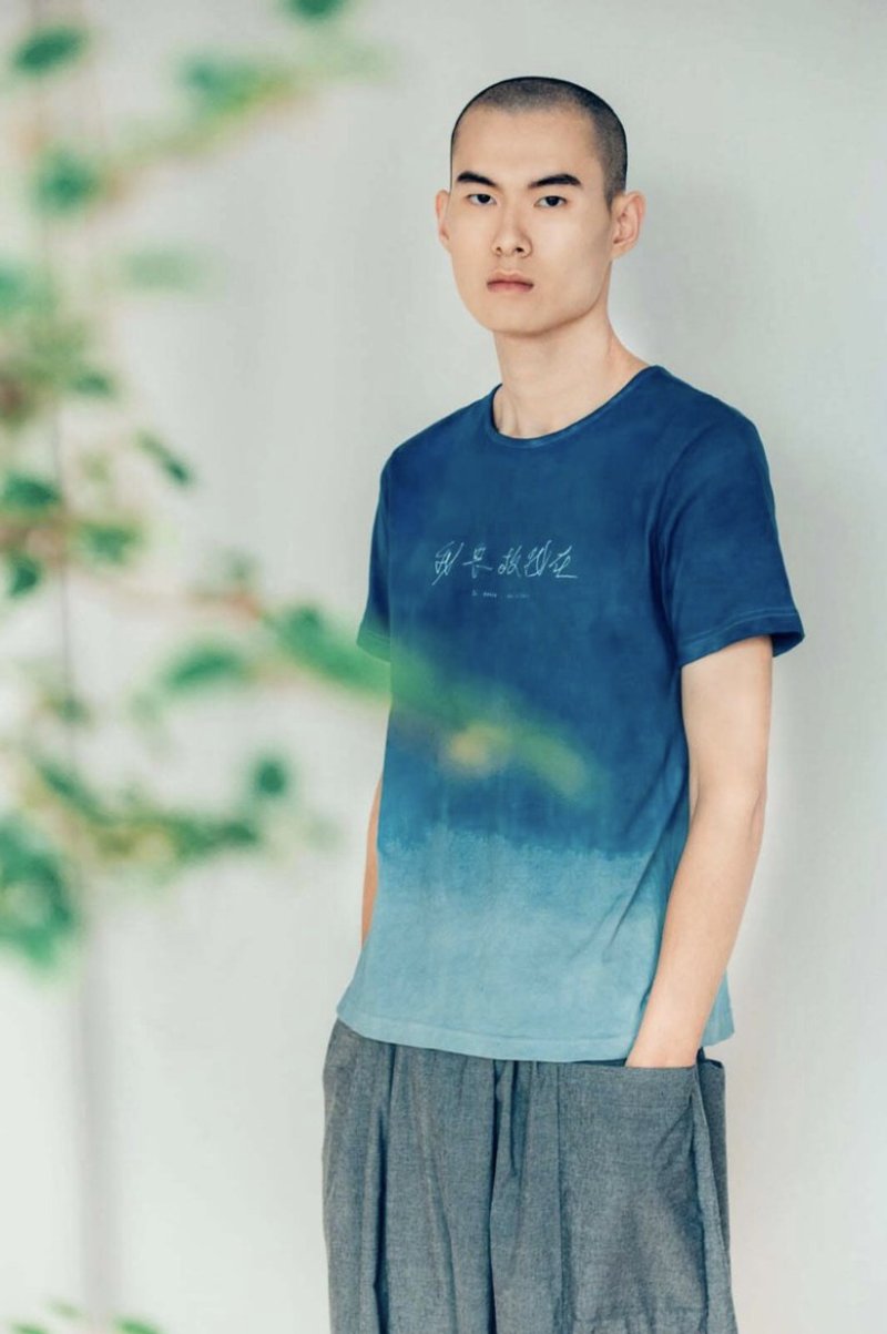 I think, therefore I am (blue dye) Organic Cotton Short Sleeve T Organic Cotton - เสื้อฮู้ด - ผ้าฝ้าย/ผ้าลินิน สีน้ำเงิน