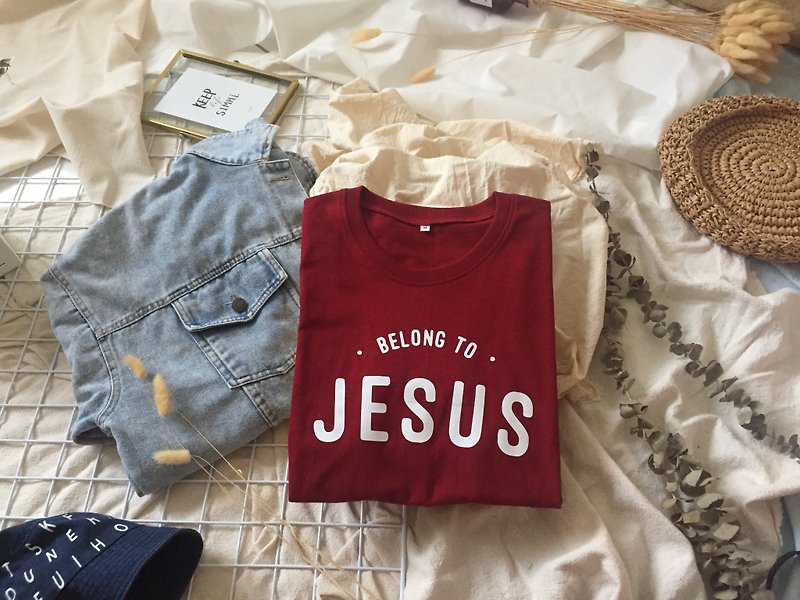 เสื้อยืดคอตตอน 100% ดีไซน์ Belong To Jesus - เสื้อยืดผู้หญิง - ผ้าฝ้าย/ผ้าลินิน สีแดง