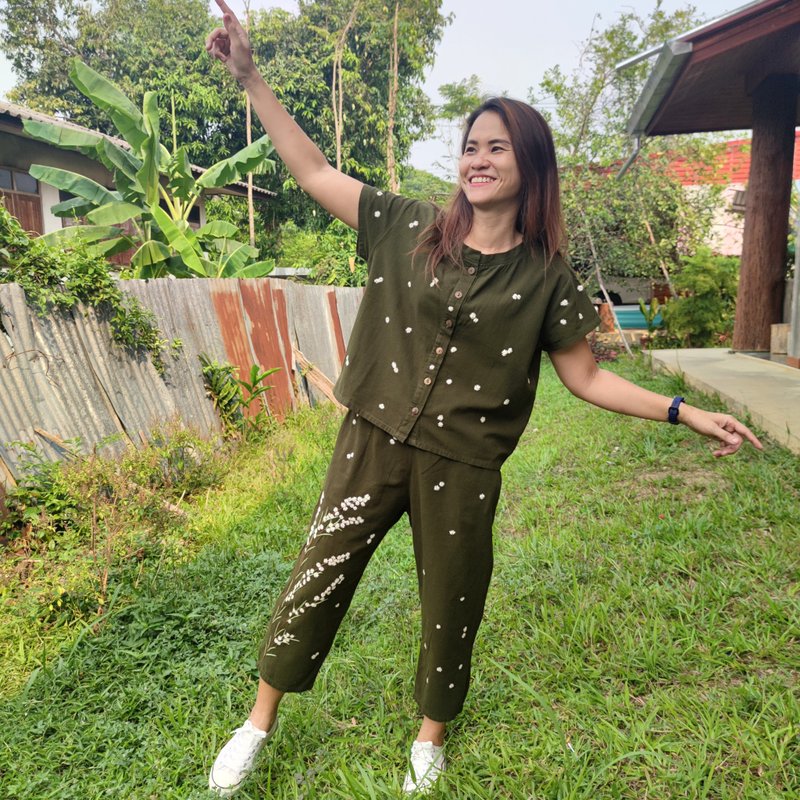 Dark Green Pant and Blouse set with Wild Flower Embroidery - 女上衣/長袖上衣 - 棉．麻 綠色