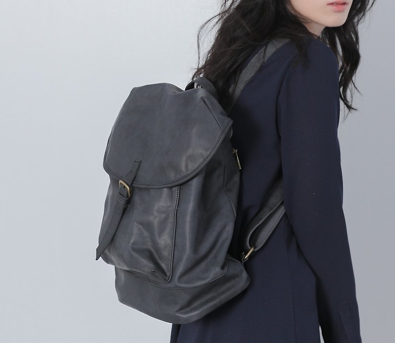 Three-dimensional clamshell buckle with backpack back black - กระเป๋าเป้สะพายหลัง - หนังแท้ สีดำ