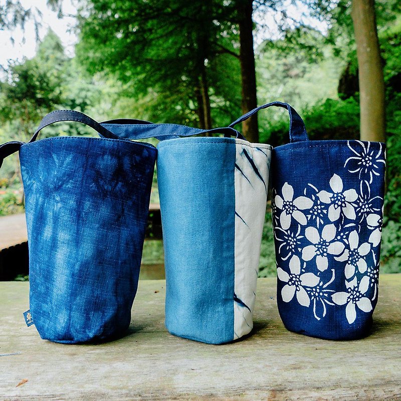 Zhuo Ye Blue Dye-accompanying cup bag (bag type) - Beverage Holders & Bags - Cotton & Hemp Blue