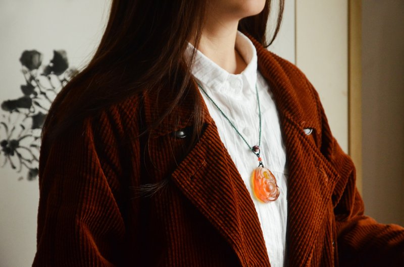 [Good relationship] Amber natural amber stone carving Maitreya Buddha necklace - สร้อยคอ - เครื่องเพชรพลอย สีส้ม