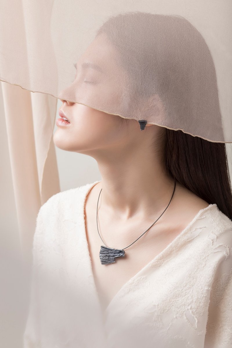 Calligraphy 墨摺 藏鋒耳環 Oxidized Silver Earrings - 手鍊/手環 - 純銀 黑色