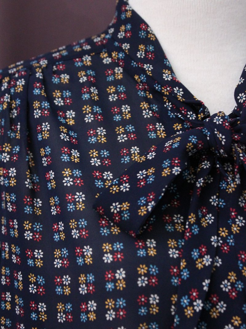 Vintage Japanese Cute Geometric Small Flowers Dark Blue Bow Tie Long Sleeve Vintage Shirt Vintage Blouse - เสื้อเชิ้ตผู้หญิง - เส้นใยสังเคราะห์ สีน้ำเงิน