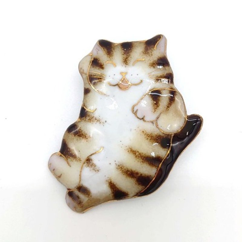 甘えポーズねこの七宝焼ブローチ - 胸針 - 其他金屬 咖啡色