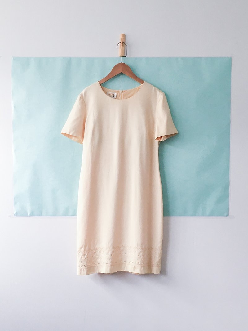 ... {acorn girl :: ancient dress} simple beige plain embroidery short-sleeved dress - ชุดเดรส - เส้นใยสังเคราะห์ ขาว