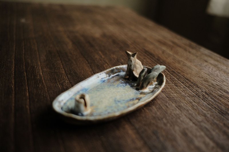 Clouds reflecting in the water after the rain・Breeze swaying the grass・Cat looking at something・Multi-purpose incense dish - Fragrances - Pottery White