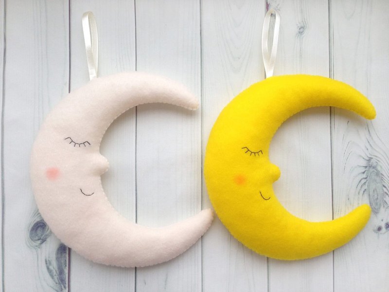 Felt Moon Mobile, Nursery Decor, Crib Mobile, Yellow White Pink Blue, Baby Gift - ตกแต่งผนัง - วัสดุอีโค หลากหลายสี