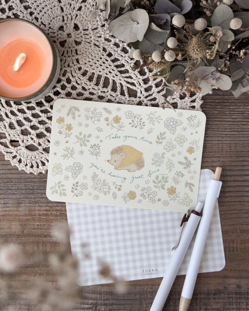 【Pinkoi先行販売】のんびり歩こう | ハリネズミと草花のポストカード - 卡片/明信片 - 紙 