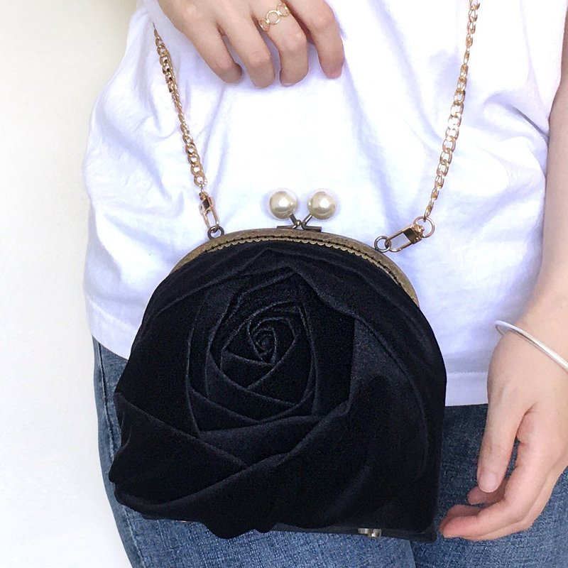 Large rose elegant kiss lock bag black - กระเป๋าแมสเซนเจอร์ - เส้นใยสังเคราะห์ สีดำ