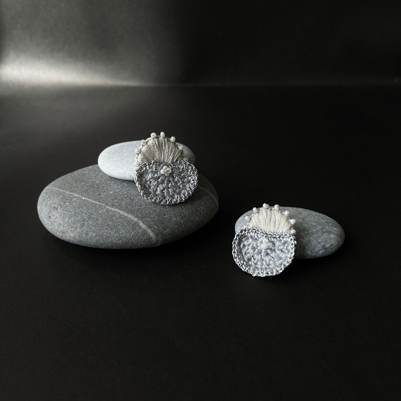 | 茷 | 耳針/耳夾 | #225 | 手刺繡鉤織耳環 - 雪貝 - 耳環/耳夾/耳骨夾 - 繡線 銀色