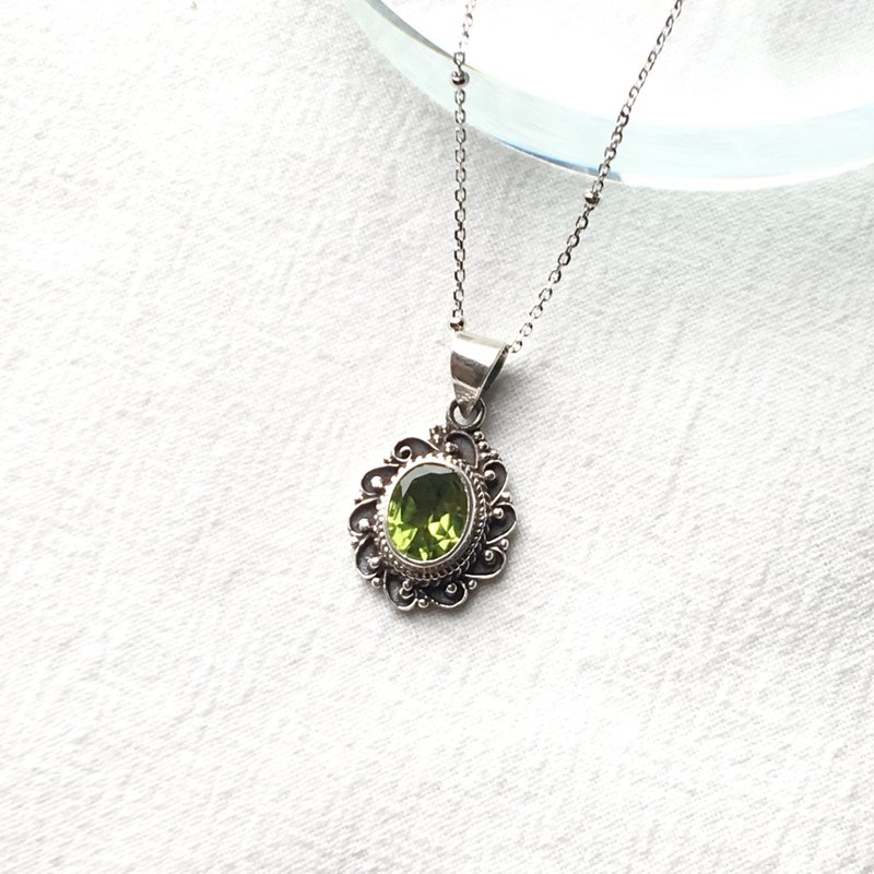 Peridot 925 sterling silver retro flower necklace Nepal handmade silverware - Necklaces - Gemstone Silver