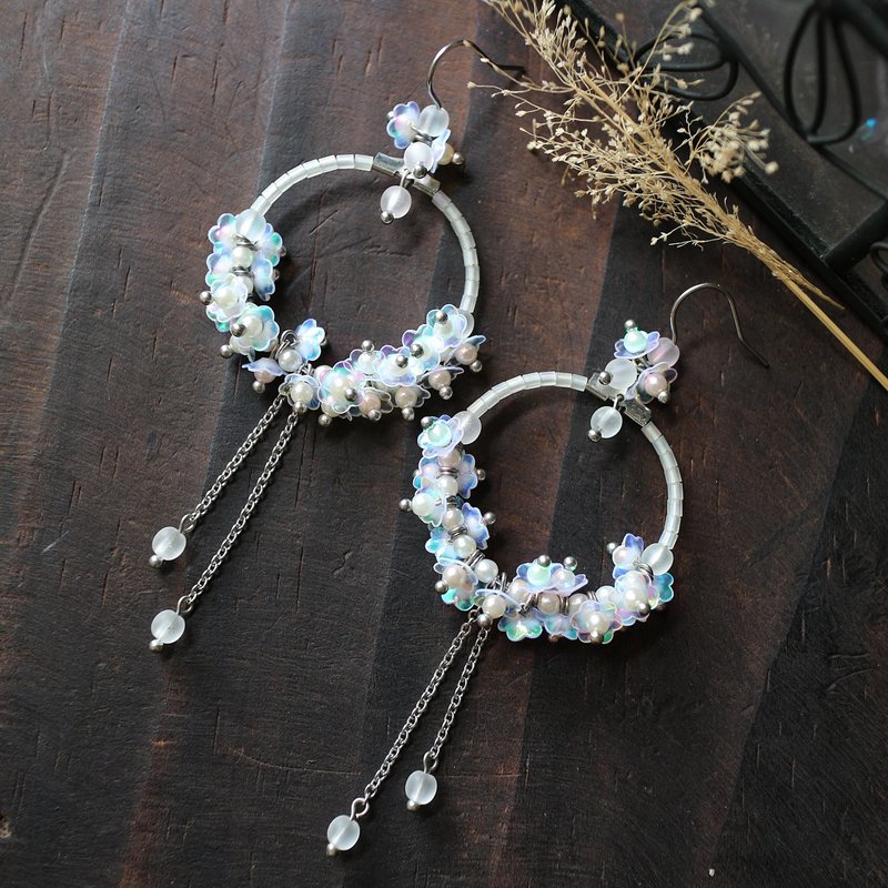 White sequins flower Stainless Steel half-shaped wreath big earrings ear pin Clip-On - Earrings & Clip-ons - Other Metals White