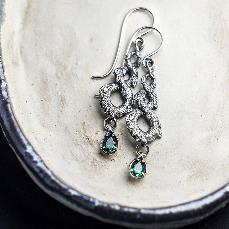 Dragon Earrings with Emerald Cubic Zirconia - ต่างหู - เงินแท้ สีเงิน