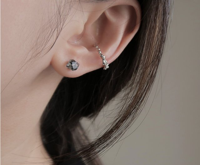 Silver earrings turn black in deals ear