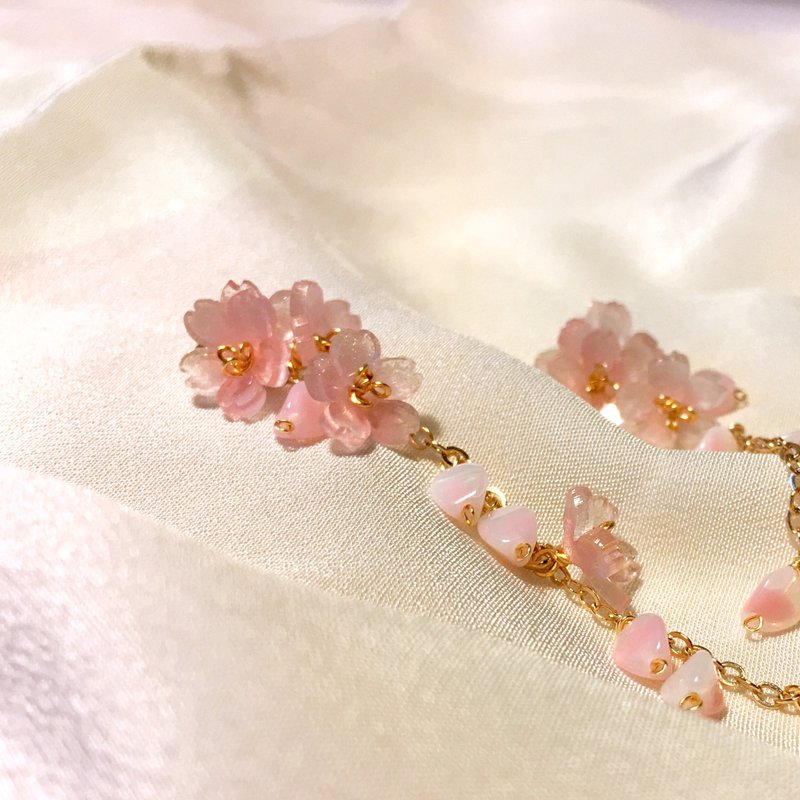 【Miniature Flower House】Sakura rain falls. Resin cherry blossom earrings. Gentle cherry powder. The Clip-On can be changed. - ต่างหู - เรซิน สึชมพู