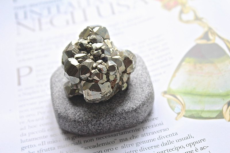 Stone planted SHIZAI ▲ pyrite / Fool's Gold (with stand) ▲ - ของวางตกแต่ง - เครื่องเพชรพลอย สีทอง