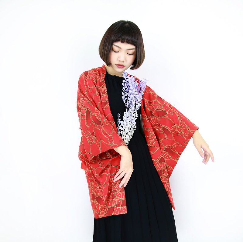Back to Green::日本帶回和服 羽織 紅底 滿版扇 //男女皆可穿// vintage kimono (KI-71) - 外套/大衣 - 絲．絹 